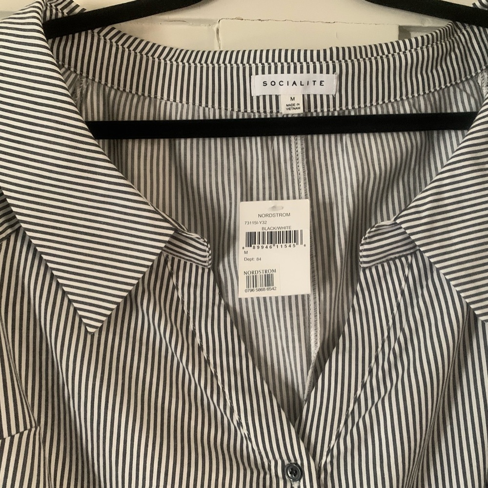 Black and white striped striped style shirt with fan arms super cute